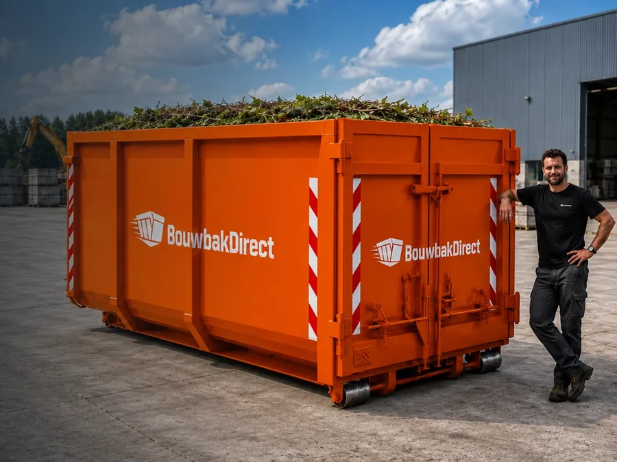 Grote oranje afzetcontainer van BouwbakDirect gevuld met snoeiafval, met een medewerker ernaast
